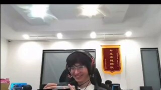 Seorang pejalan kaki melontarkan pernyataan yang bertentangan dengan kehendak surga. Semua anggota A