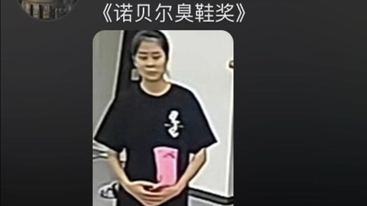 أحيانًا أرغب في الركوع وأتوسل إلى نفسي ألا أُحرجَ نفسي، لكنني حين أركع أكتشف أنني حتى وأنا راكعٌ يمك