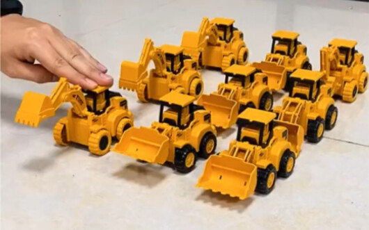 Begitu sampai di rumah, si anak langsung senang bukan main melihat begitu banyak ekskavator dan buld