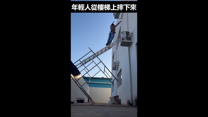 年輕人從樓梯上摔下來