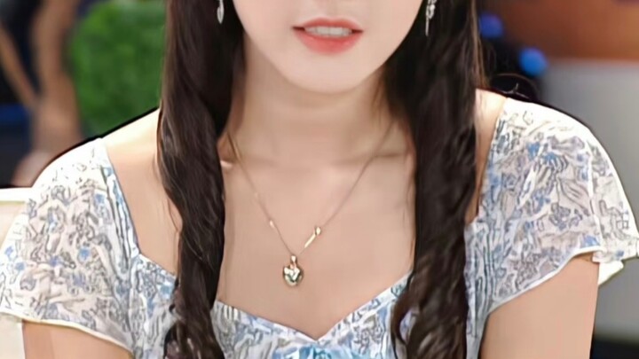 Who gets it… She’s literally the beauty straight out of an old-school romance novel cover! A true, t