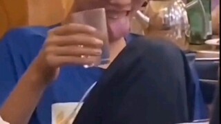 Vui vẻ rất quan trọng, tôi chỉ muốn làm bạn mỉm cười mà thôi.