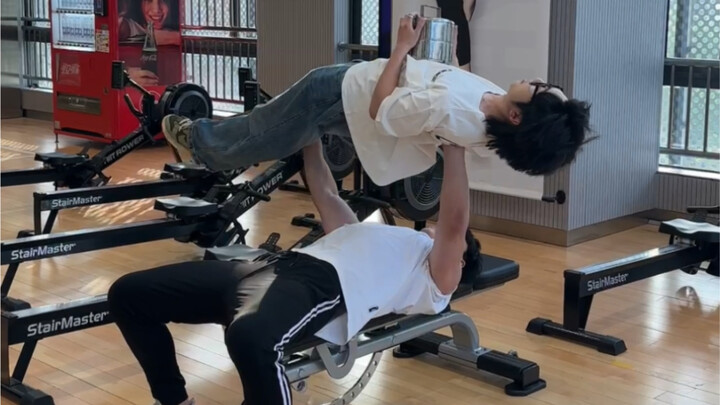 Nhà làm nhạc thử thách vào phòng gym để nấu ăn, còn dùng thực lực chinh phục luôn một cô gái!