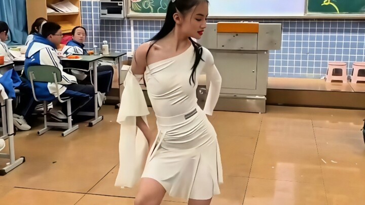 حفل رأس السنة في المدرسة الإعدادية: ضوء القمر الأبيض 2