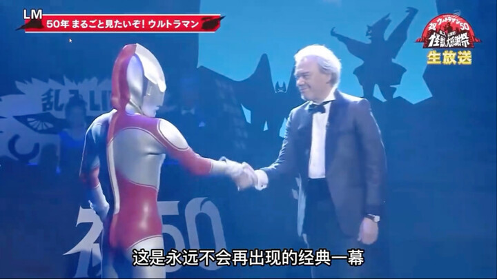 Adegan jabat tangan langka antara tubuh manusia dan Ultraman sangat menyentuh
