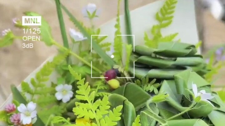 Rasakan romantisme warga desa di Yunnan: Pria membuat buket bunga dari daun aren secara manual