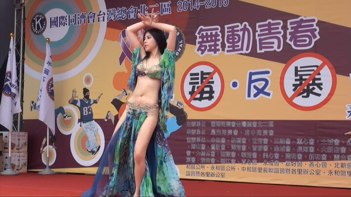 المعلمة الجميلة ترقص الرقص الشرقي～