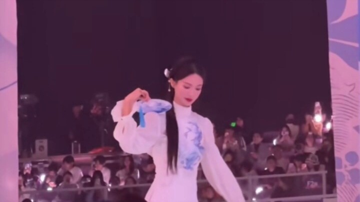 金晨《青花瓷》完整版LIVE（侧方观众视角拍摄）抖音美好惊喜夜