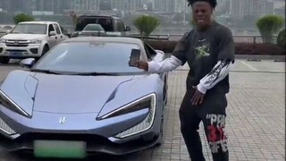 نشر سبيد مقطع فيديو قصيرًا يظهر هاتف Yangwang U9 الذي اشتراه حديثًا