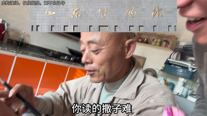 Các bạn học sinh đến nhận mũ tốt nghiệp của mình đi