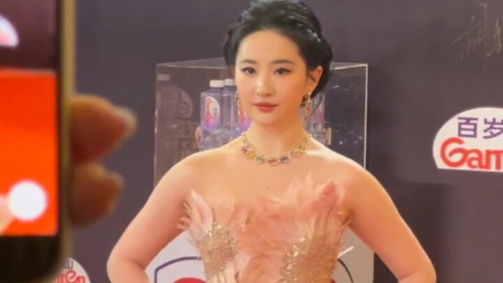 Lưu Diệc Phi | Các fan nam ở hiện trường cười vui đến mức muốn ngất, trông anh ấy phấn khích tới mức