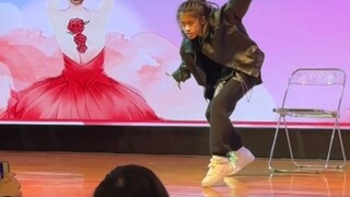 Tất nhiên là tôi phải ghi lại lễ hội nghệ thuật cuối cùng ở trường tiểu học.