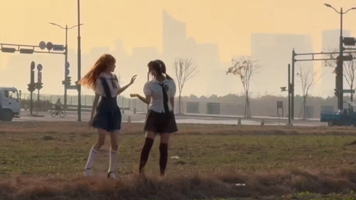 لِنُثبِّت هذه اللحظة مع غروب الشمس.