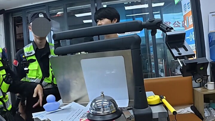 Post-00s computer repair technician finds something unreasonable and calls the police.