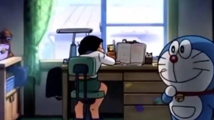 Doraemon membantu Nobita belajar