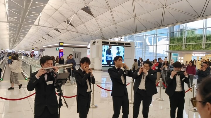 Listening to “Chibi Maruko-chan” while waiting at Hong Kong Airport—it’s hard to be in a bad mood!