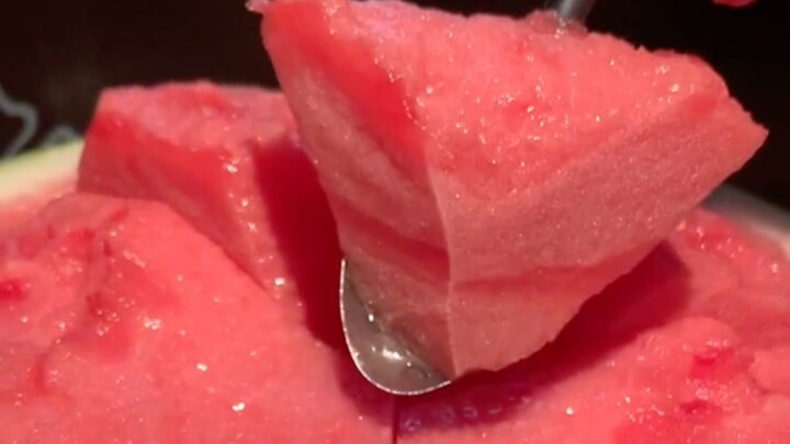 “Semangka daging renyah～”