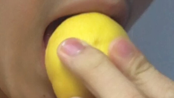 Seorang pemuda tampan dari SMA No. 7 Zibo menantang dirinya untuk memakan satu buah lemon dalam seka