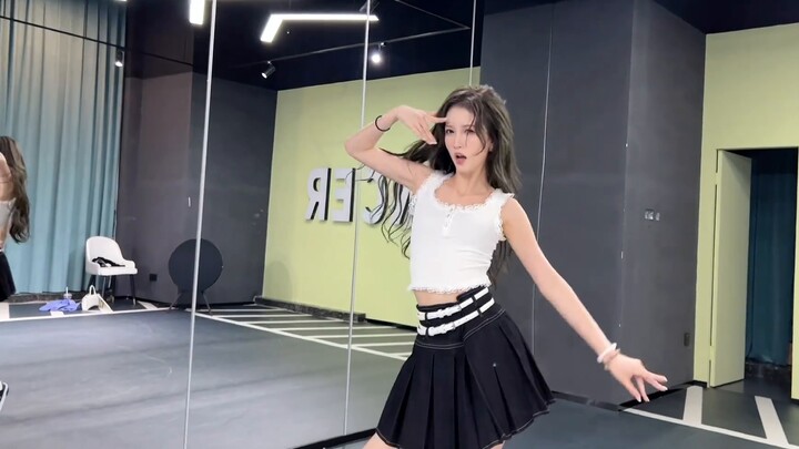 Let’s dance lightly to IVE’s comeback song “Love Dive”~