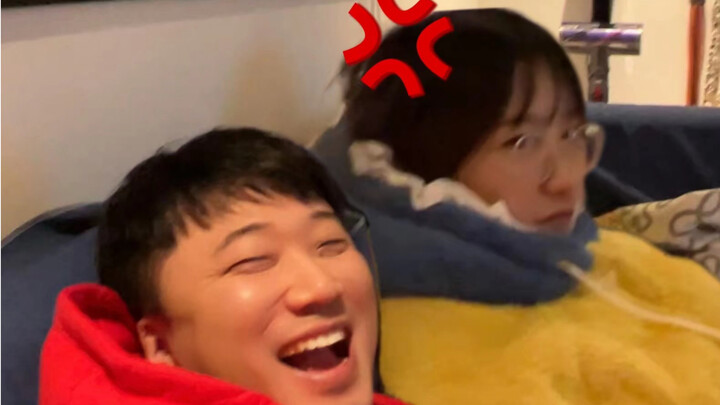 هل من المضحك أن صديقتي لا تجيد لعب ألعاب PS5؟