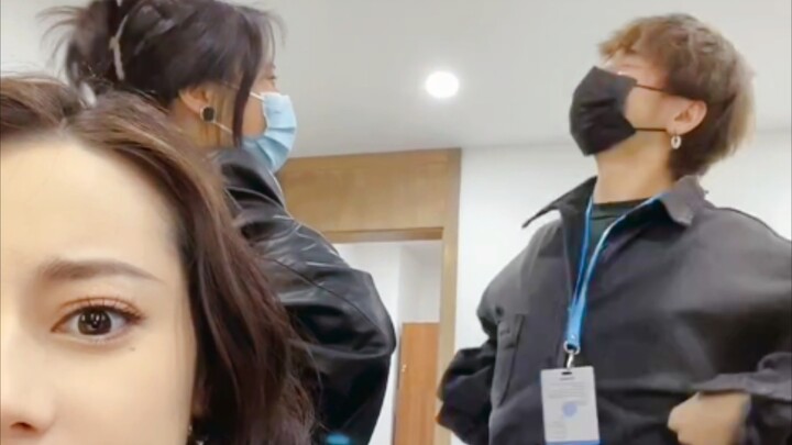 Dilraba Dilmurat watched the makeup artist and staff quarrel!