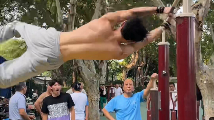 Bar ganda taman dengan aksi akrobat yang membuat semua orang tercengang