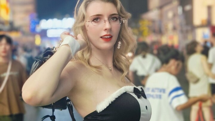 Aku suka banget pakai baju yang mencolok saat keluar!