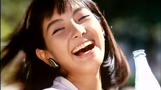 إعلان كوكا كولا الياباني في الثمانينيات، صحي ومشع بالشمس ومفعم بالحيوية، يبعث على الانتعاش والسعادة.