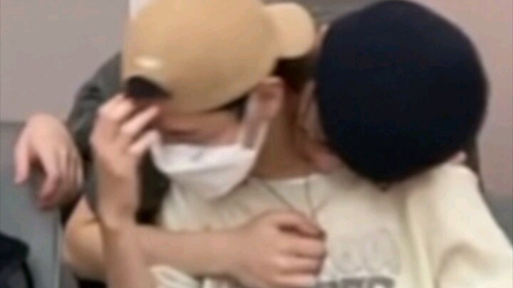 【ما جون/ماركرين】 أُبطئ اللقطة لأرى لحية الأخ الخفيفة اليوم وأشيل طرف ياقته عشان يطعن ذقني مباشرة في 