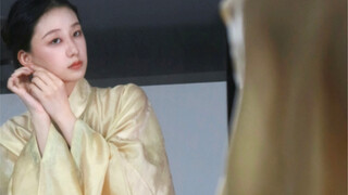 Chiếc áo dài màu vàng rực rỡ của mùa thu