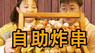 ร้านขายของทอดเล็กๆ แห่งนี้มีโต๊ะแค่ 4 โต๊ะเท่านั้น แบบมังสวิรัติราคา 80 เซ็นต์ แบบเนื้อราคา 1 หยวน ส