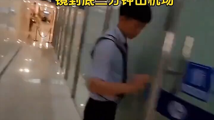 Betapa cepatnya jalur VIP, satu shot tanpa cut langsung keluar dari bandara dalam tiga menit