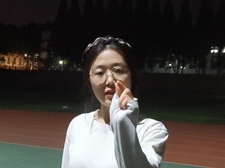 在学校操场把自己跳爽了