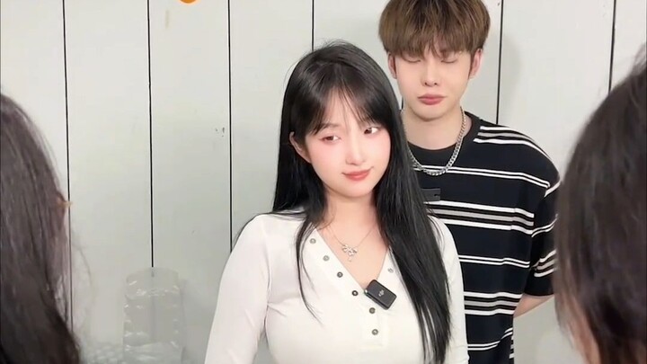 التقويم الصيني يقول إنّه من غير المحبّذ أن أخرج اليوم، ربّما لحماية الحسناء الشابّ!