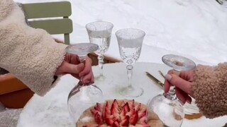 好朋友一起分享蛋糕，这样吃会不会更过瘾呢？