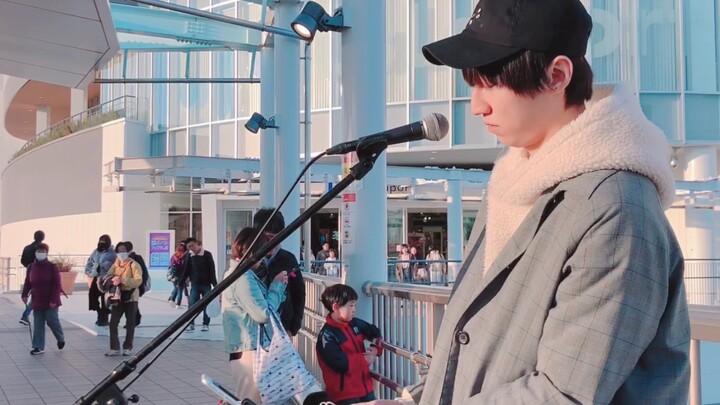 โดราเอมอน [ฮิราโอกะ ยูยะ] ร้องเพลง "สัญญาดอกทานตะวัน" บนท้องถนนของญี่ปุ่น