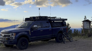 帮滑翔伞的兄弟飞出去，这个山头真的太美了。