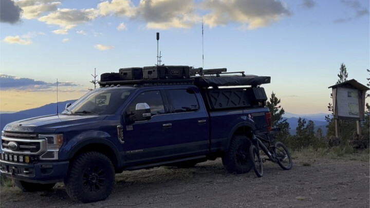 Help the paragliding brother take flight—this mountain peak is truly breathtaking!