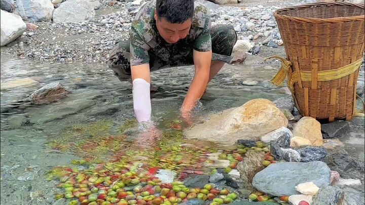 Sup daging sapi dengan kacang parang dimasak di wajan besi; kuahnya berwarna hitam, tapi rasanya sup