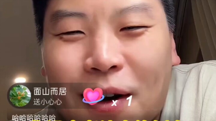 เฮ่าซ่วยพูดถึงท่าล้มแล้วพุ่ง ทำให้ยอดผู้ชมในไลฟ์สดพุ่งขึ้น 1,000 คน ผมอยากเรียนท่าล้มแล้วพุ่ง—คุณไปเ