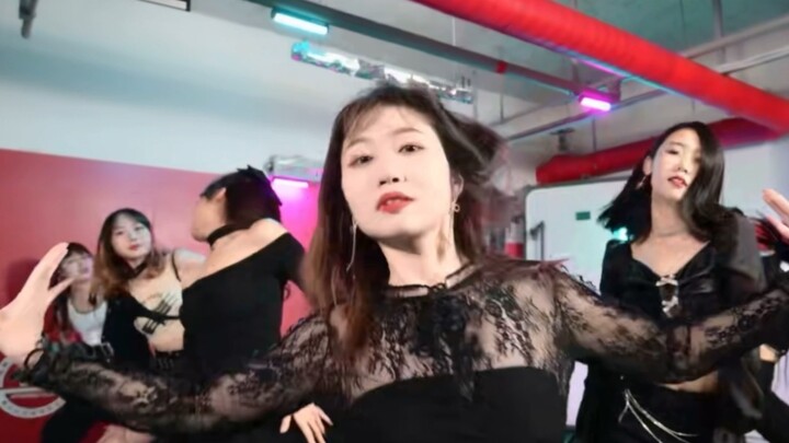 Seorang mahasiswi doktoral dari Akademi Ilmu Pengetahuan Tiongkok menari mengikuti lagu "dun dun"