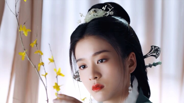 I was amazed by her makeup and costumes in this drama. The scene tones are also very Chinese.