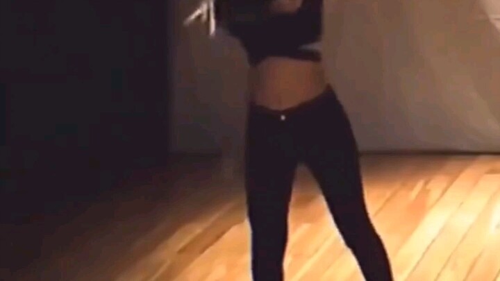 بينما لا تزال تتباهى بمهاراتك الراقصة، فإن جيني الذهبية وأنت لم تعدا في نفس المستوى.