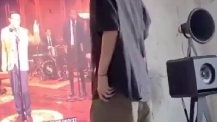 [Golden Coal] Seeing his father dancing in front of the TV, Tan'er was very confused