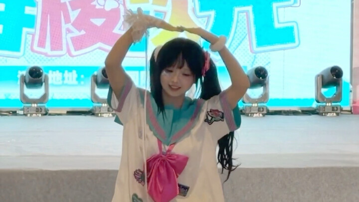 That cute twin-tailed girl who danced along!