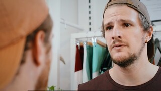 الرجل الذي يرافق صديقته للتسوق يكون هكذا... بواسطة CrackerMilk