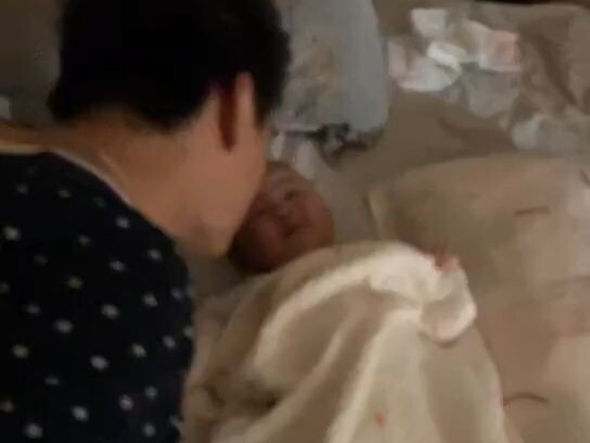 Double-standard baby: smiles sweetly when姐姐 kisses, but gets all feisty and playful when爸爸 kisses—by