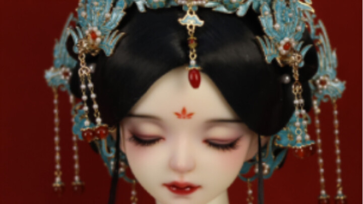 Hả? Cậu đeo hết của hồi môn lên đầu luôn à? Nếu không đội được mũ phượng khi búi tóc thì cứ tự chế m