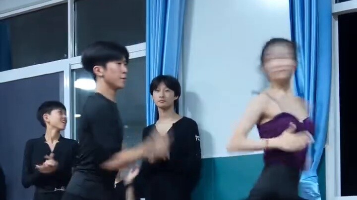 It's all about being handsome, this is a class performance for national standard students #Huainan W