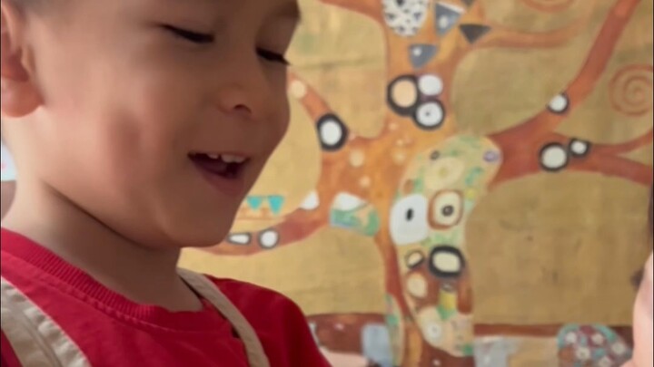 จาง น่าเต๋อคือทูตส่งเสริมการสวมกางเกงกันหนาว